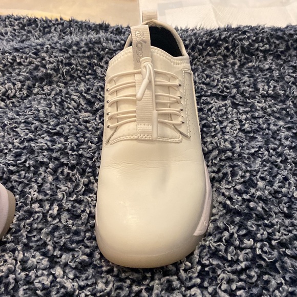 Clove brand news designed for healthcare workers. Easy to clean and comfortable - Picture 4 of 4